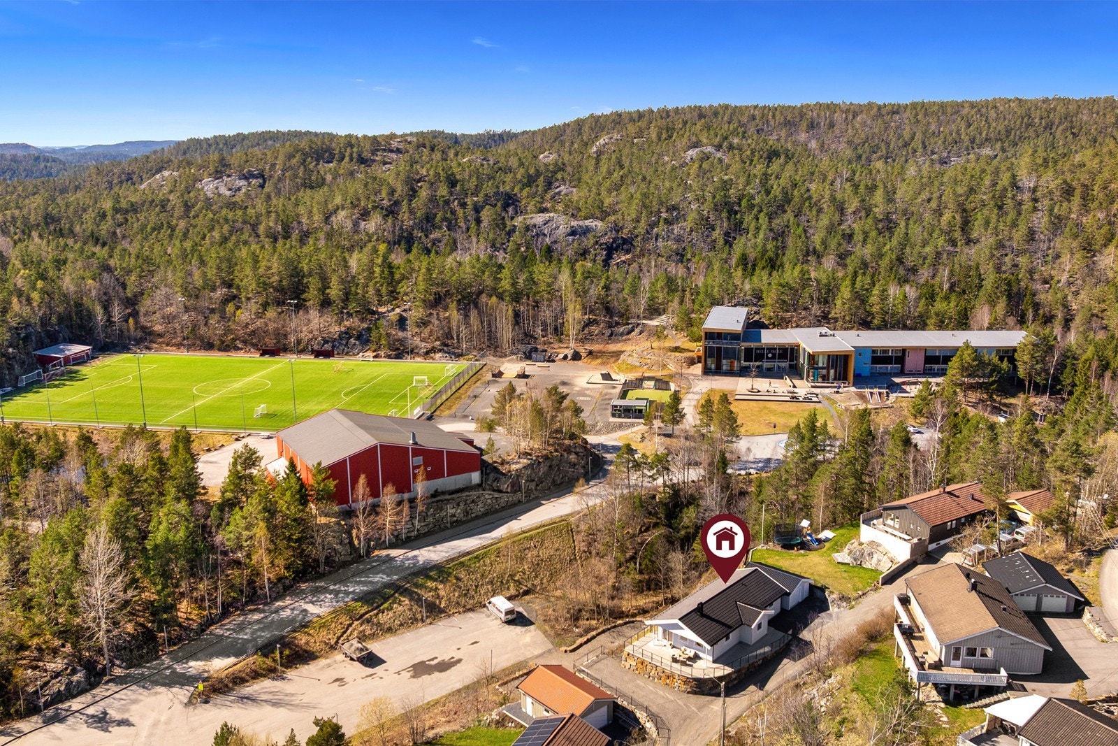 Nyere enebolig med alt på en flate, garasje og påkosta utearealer. Rett ved Helleskolen! Galleribilde