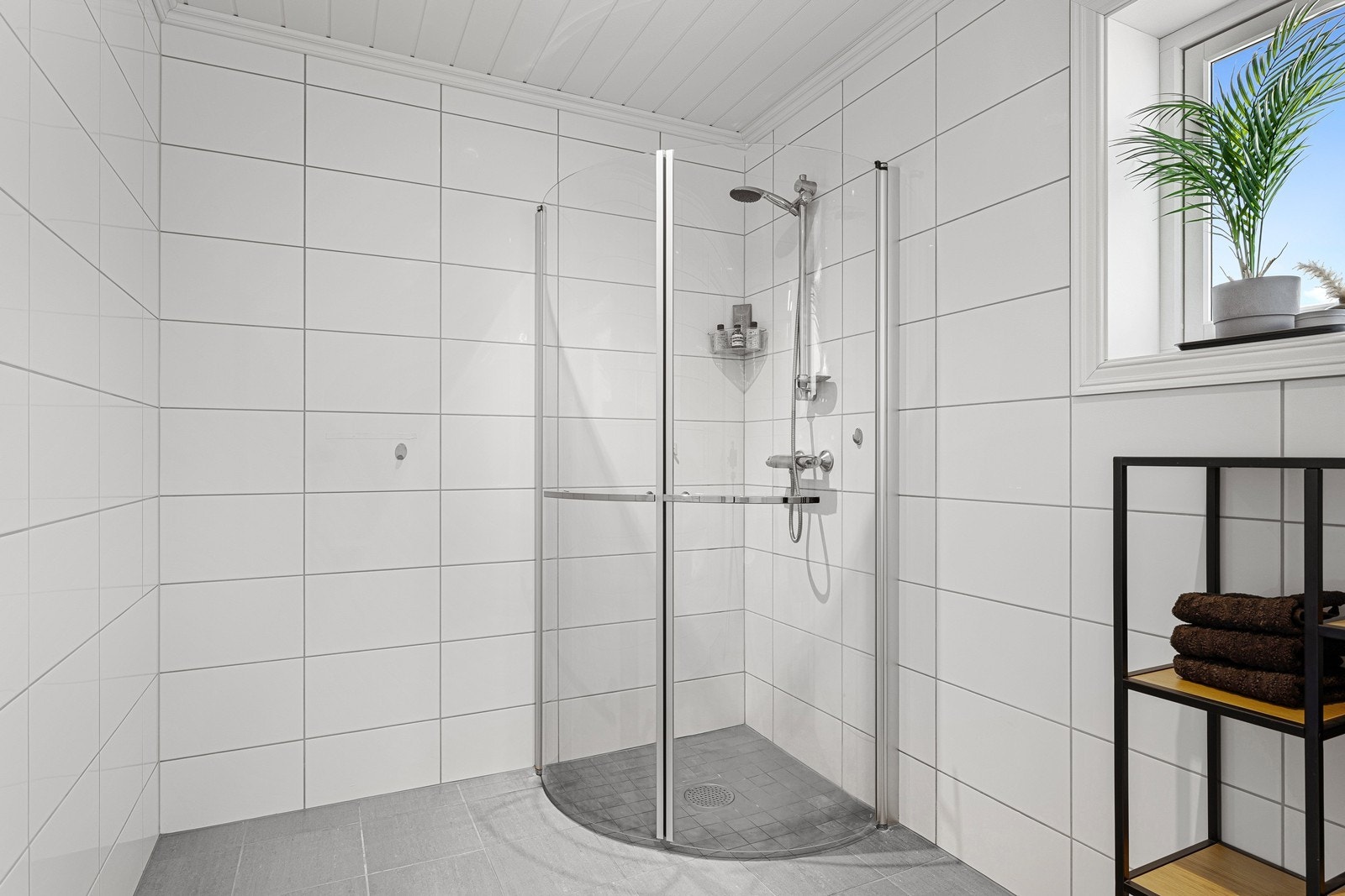 Badet inneholder servant med underskap og speilskap, wc og innfellbare dusjvegger. Galleribilde