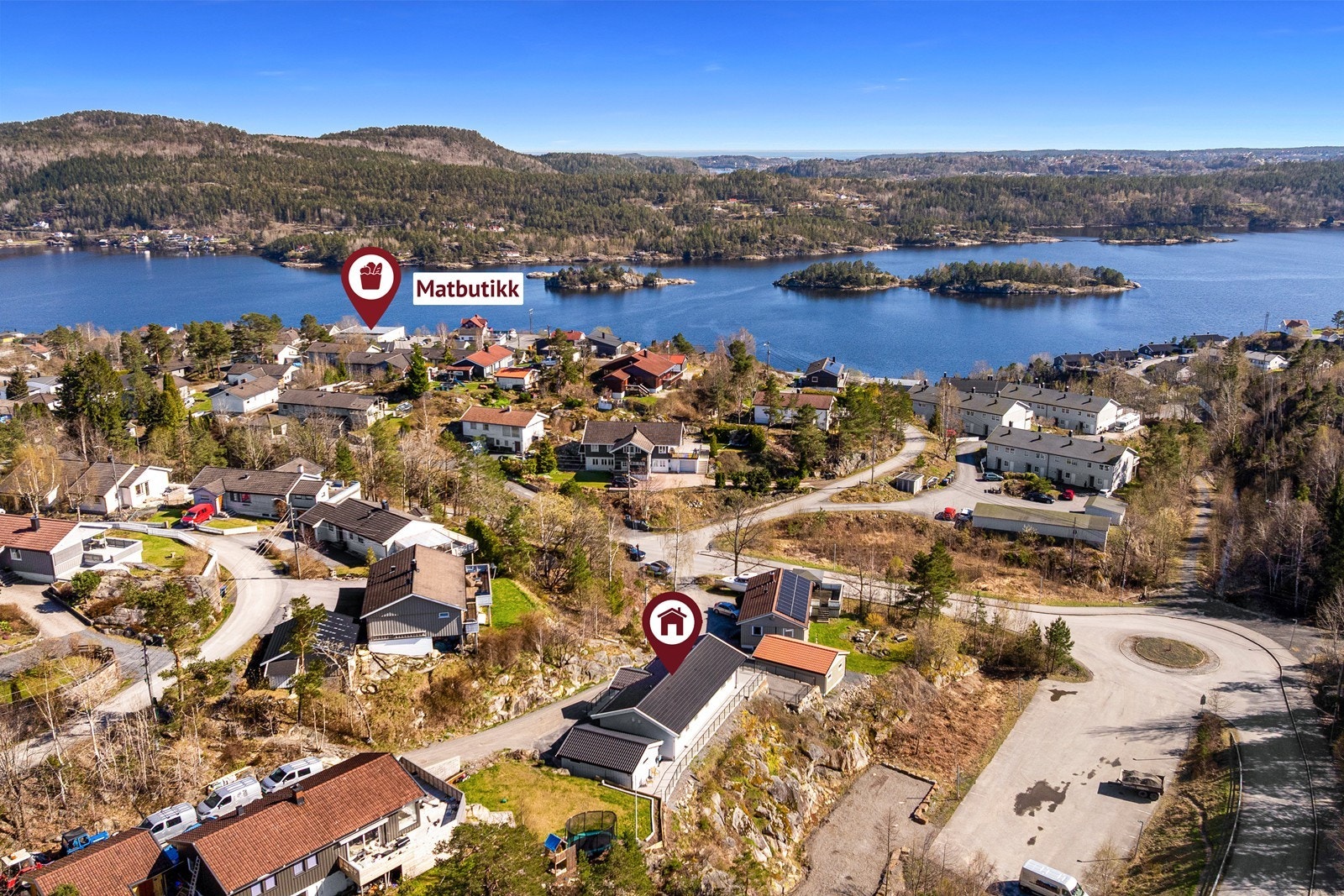 Kort vei til dagligvareforretningen Coop Extra, herfra er det også bussforbindelser til både Kragerø sentrum og Tangen bussterminal. Galleribilde