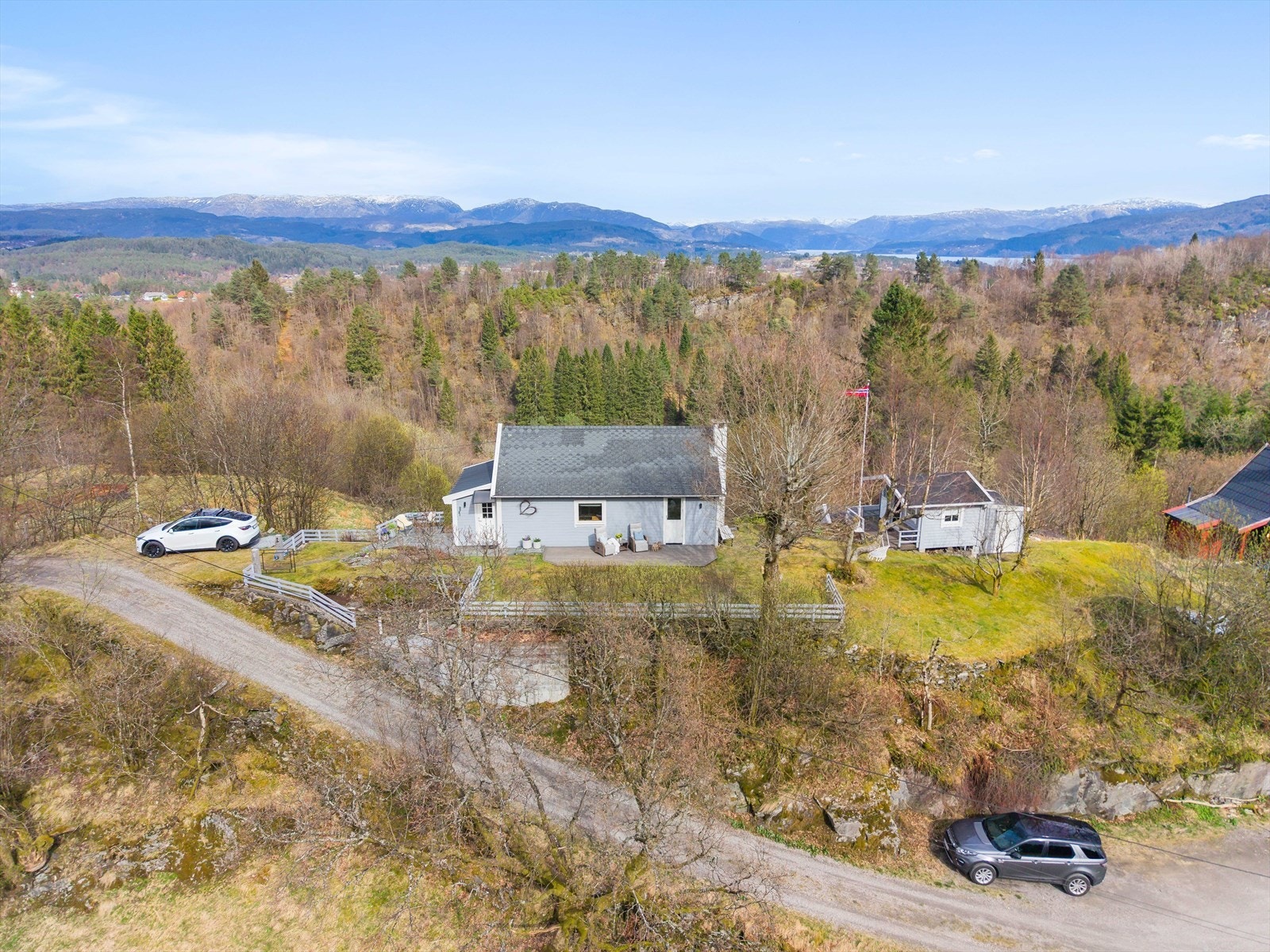 Eiendommen ligger høyt og fritt. Galleribilde