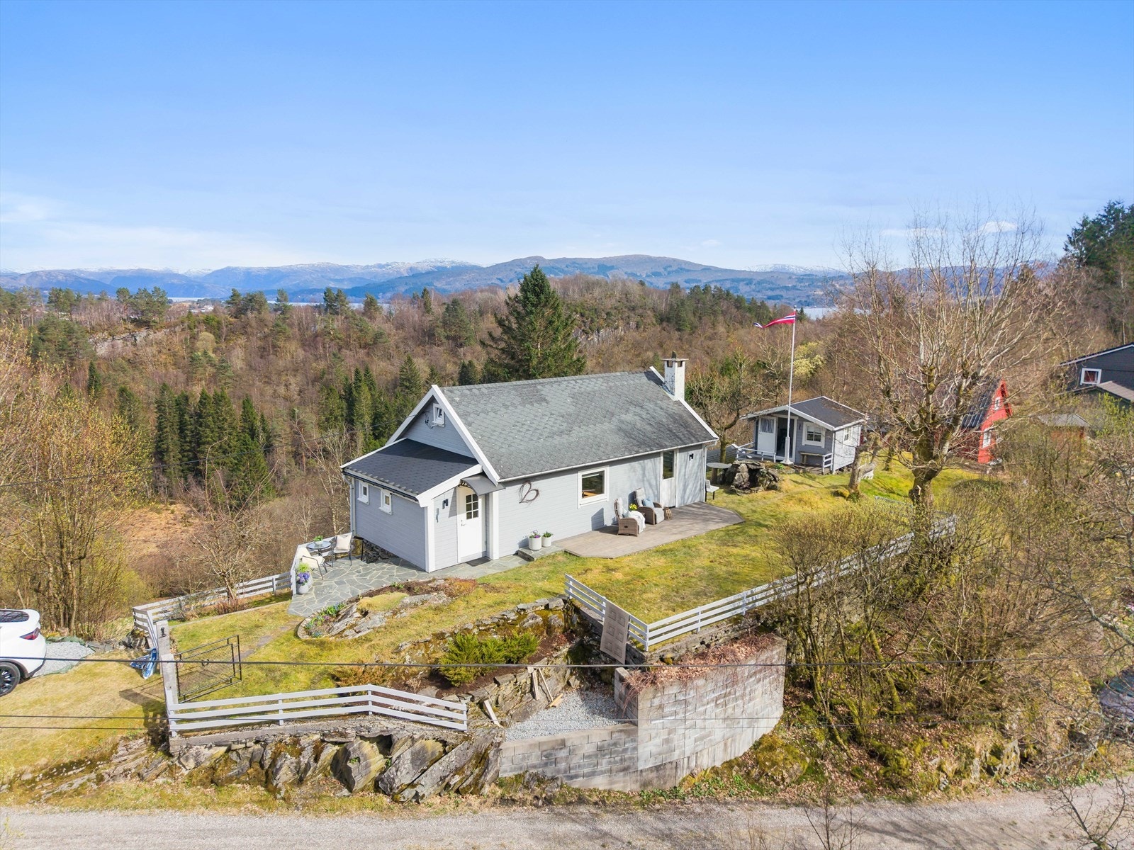 Hytten ligger ca 10 minutter unna Knarvik sentrum. Det tar ca 20 minutter å kjøre til Meland Golf, som er en av Norges største golfbane. Galleribilde