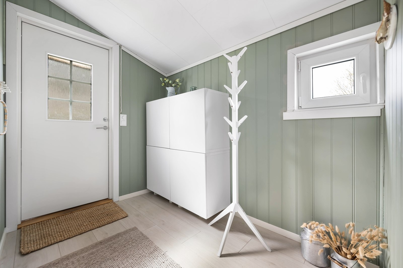 Entrè med plass til kommoder eller skap for oppbevaring. Galleribilde