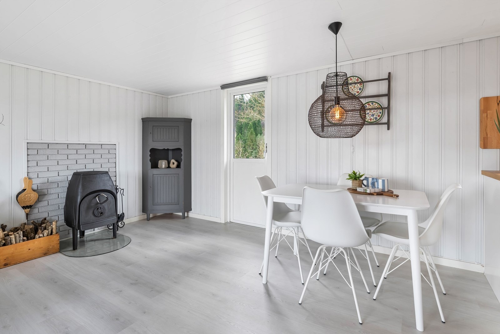 Det er plass til langbord i stue/kjøkkenavdelingen. Galleribilde