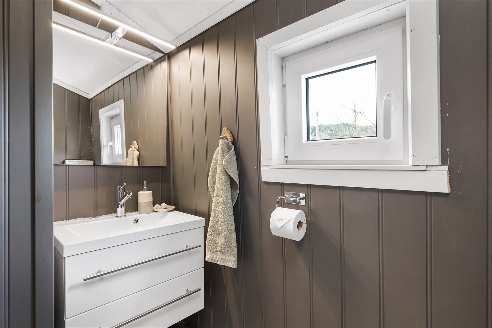 Wc-rom. Det er laget til en mulighet for utedusj, som må kobles på vannkranen utvendig. Den er kjøpt inn, og står i kjelleren. Der er det både varmt og kaldt vann. Galleribilde