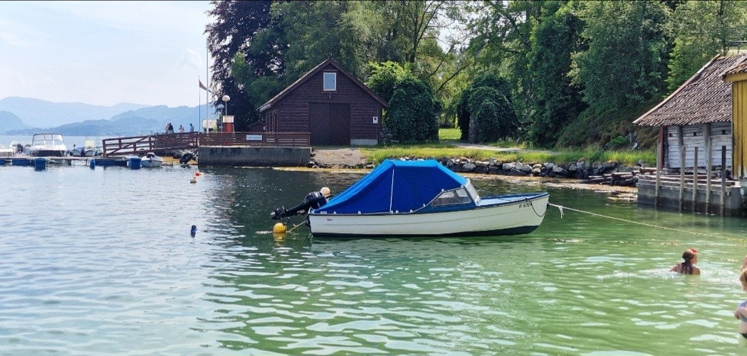 Hjelmås kai ligger ca 5 minutter unna eiendommen. Det er en populær offentlig badeplass, med nærbutikk og mulighet for leie av båtplass dersom det er ledig her. Galleribilde