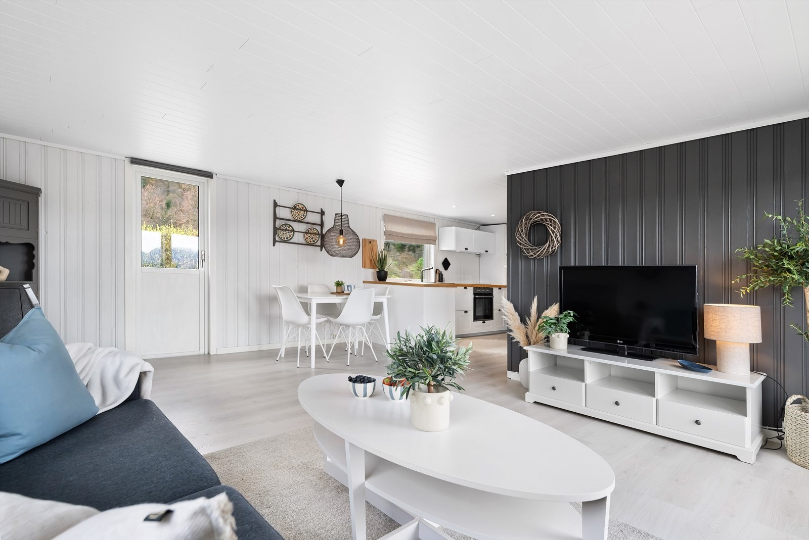 Hytten er moderne innredet og holder god standard. Galleribilde