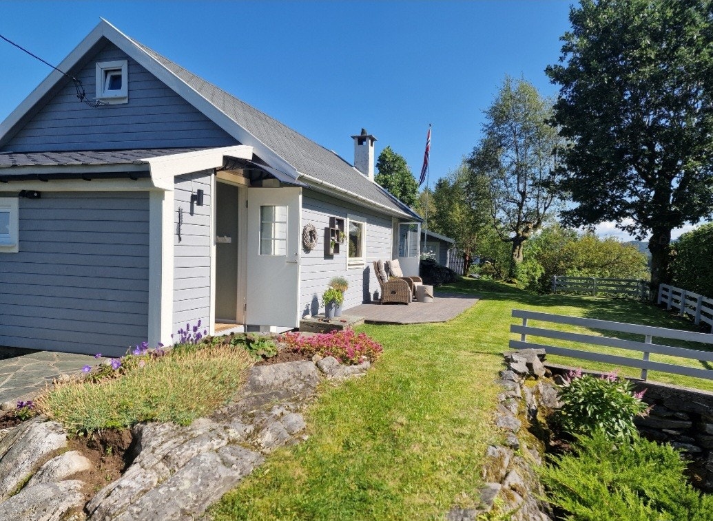 Velkommen til Hodnesdalsvegen 165 - Presentert av Eiendomsmegler Lene Rikstad for Eiendomsmegler Norge Nordhordland. Galleribilde