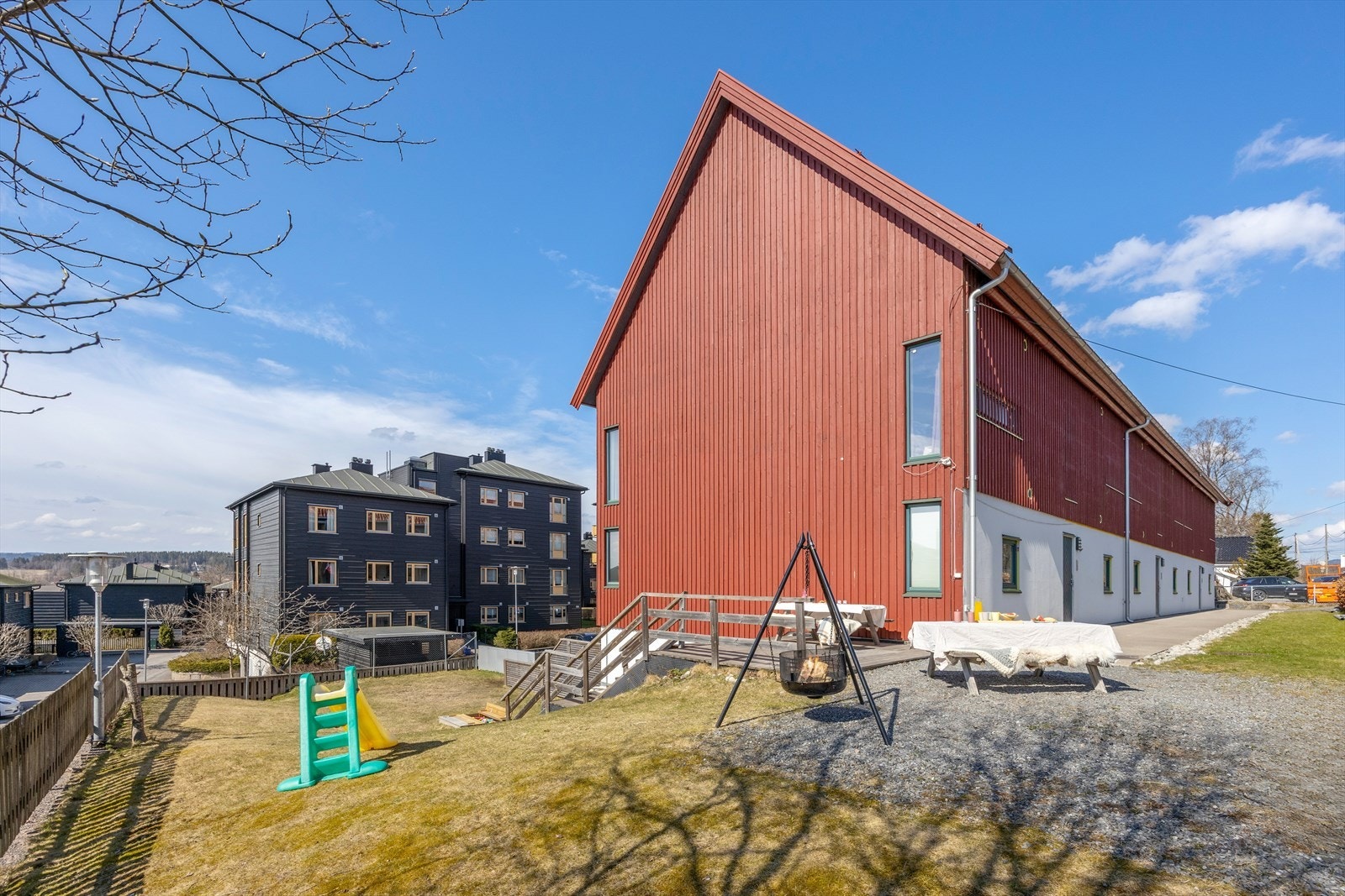 Sørkedalsveien 254 med et unikt bygg fra 2016. Sameiet har en opparbeidet og flott fellesareal med bålpanne, sitteplasser, trapp og plen mm. Galleribilde