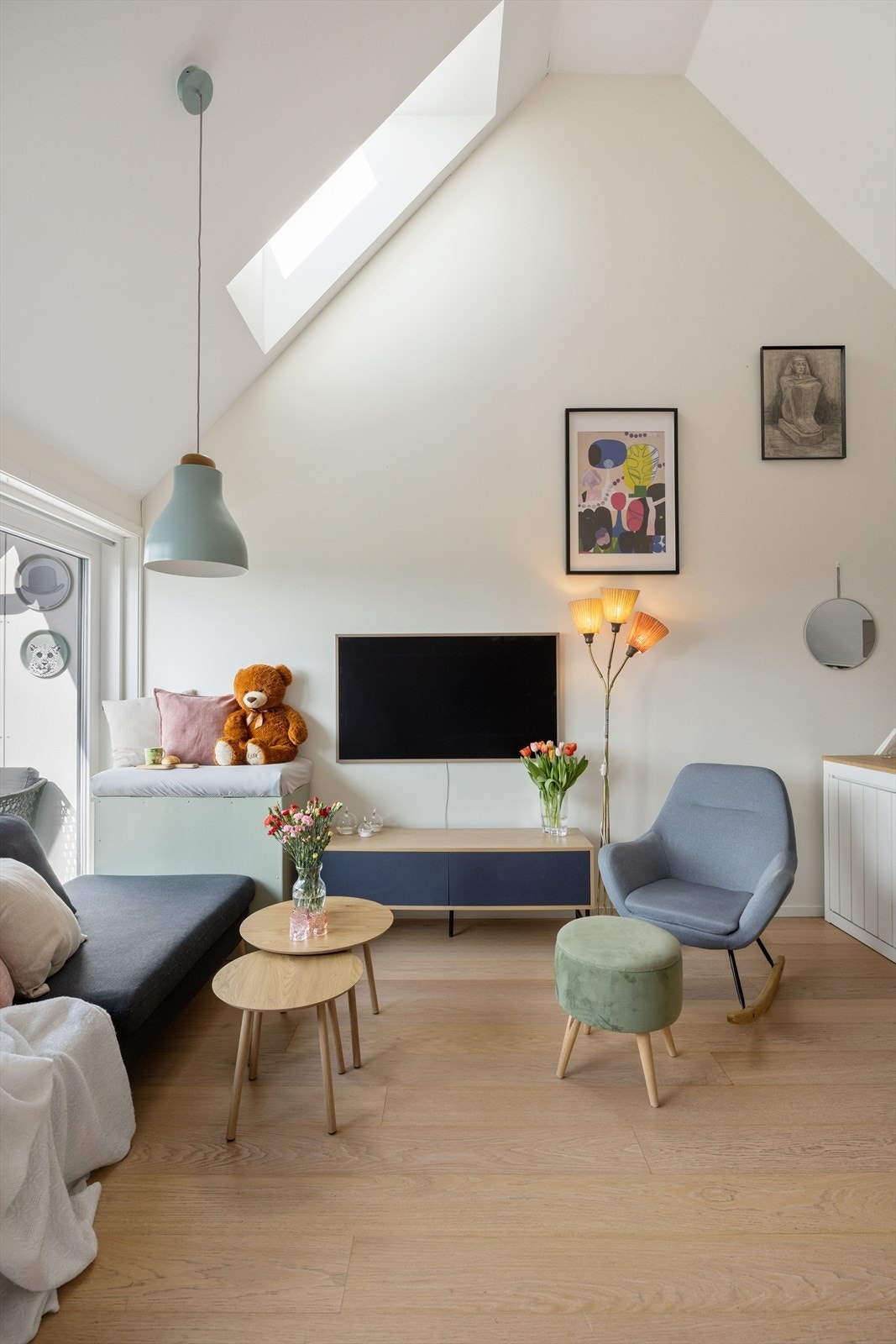 I stuen har man god plass til sofagruppe med tilhørende møblement. Skråtak med takvindu slipper dagslyset inn Galleribilde