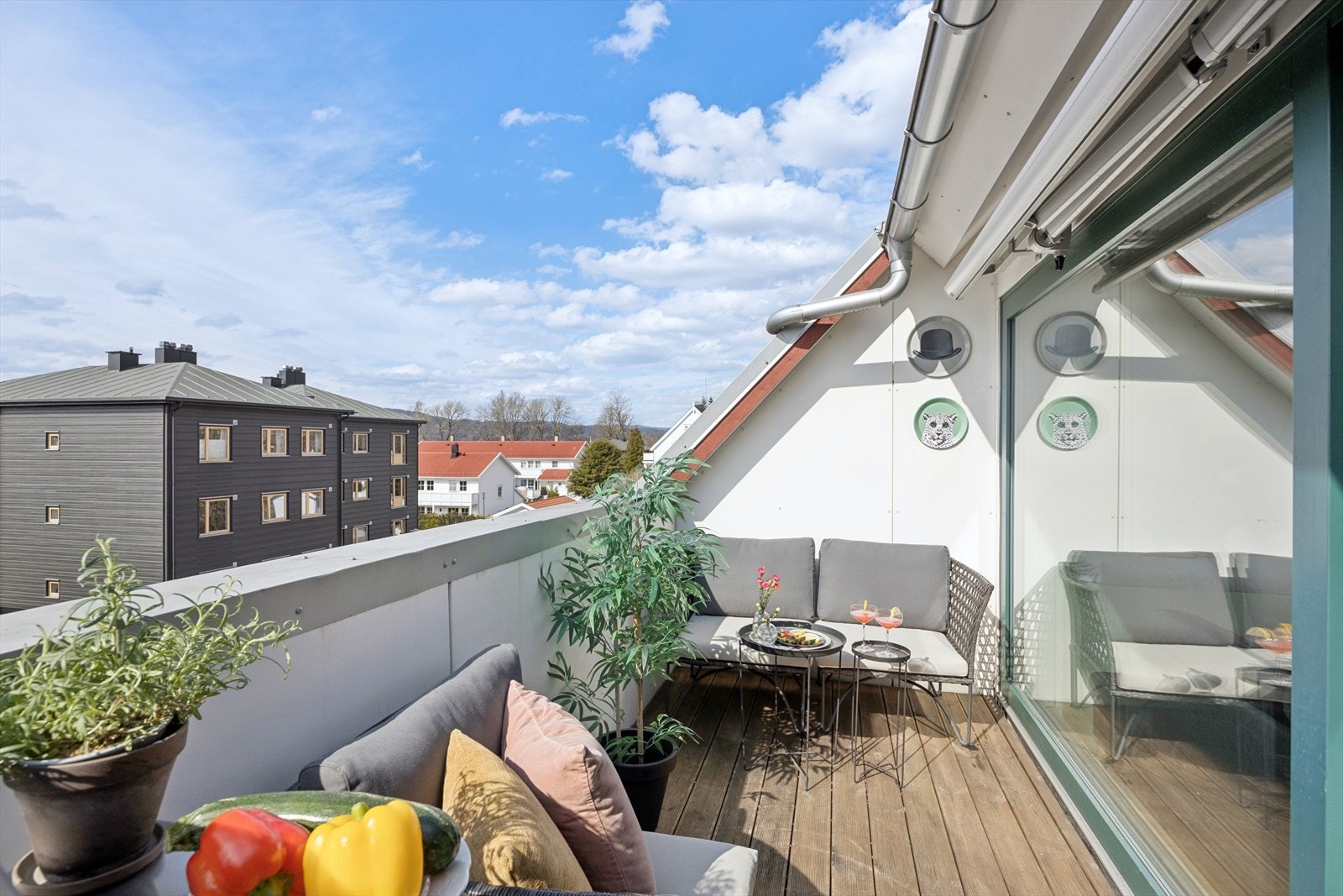 Her har man plass til utemøbler hvor man kan sitte og nyte fine soldager Galleribilde