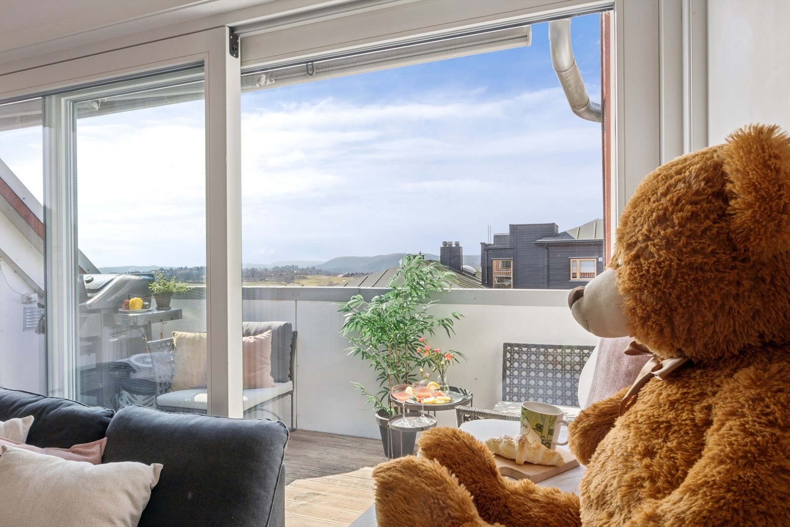Ved sofaen har selgeren innredet med en høy puff som man kan sitte med kaffen og nyte utsikten. Utgang fra stuen til en vestvendt terrasse på 7,9 kvm. Galleribilde