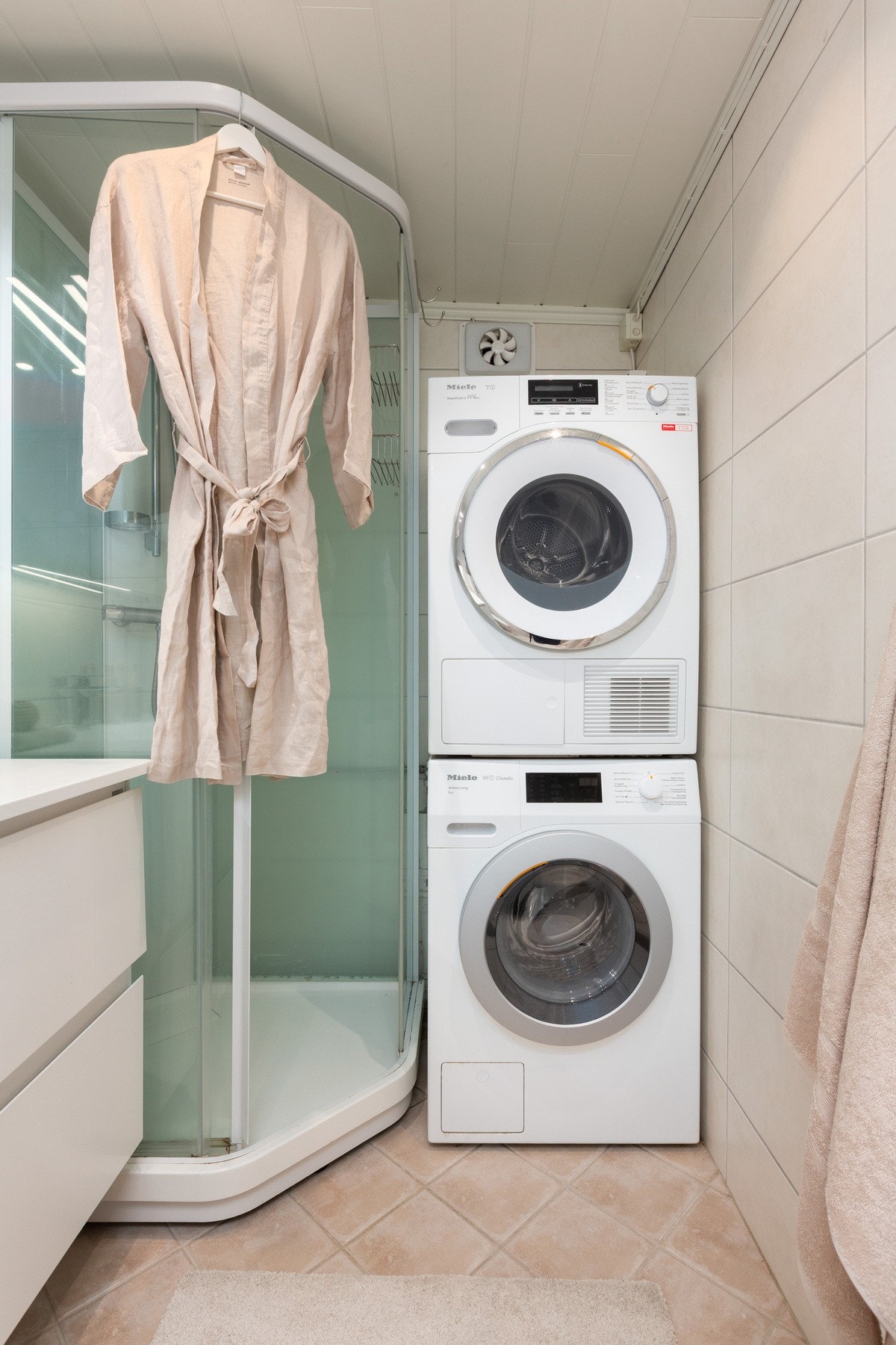 Det er plass til vaskemaskin og tørketrommel på badet. Galleribilde