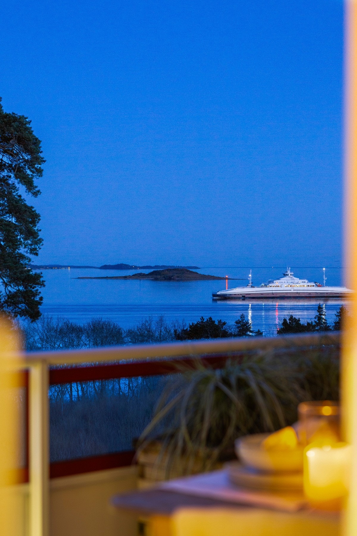 Herfra er det flott utsikt over fjorden, med anledning til å følge Bastøfergens ferd mellom Moss og Horten. Galleribilde