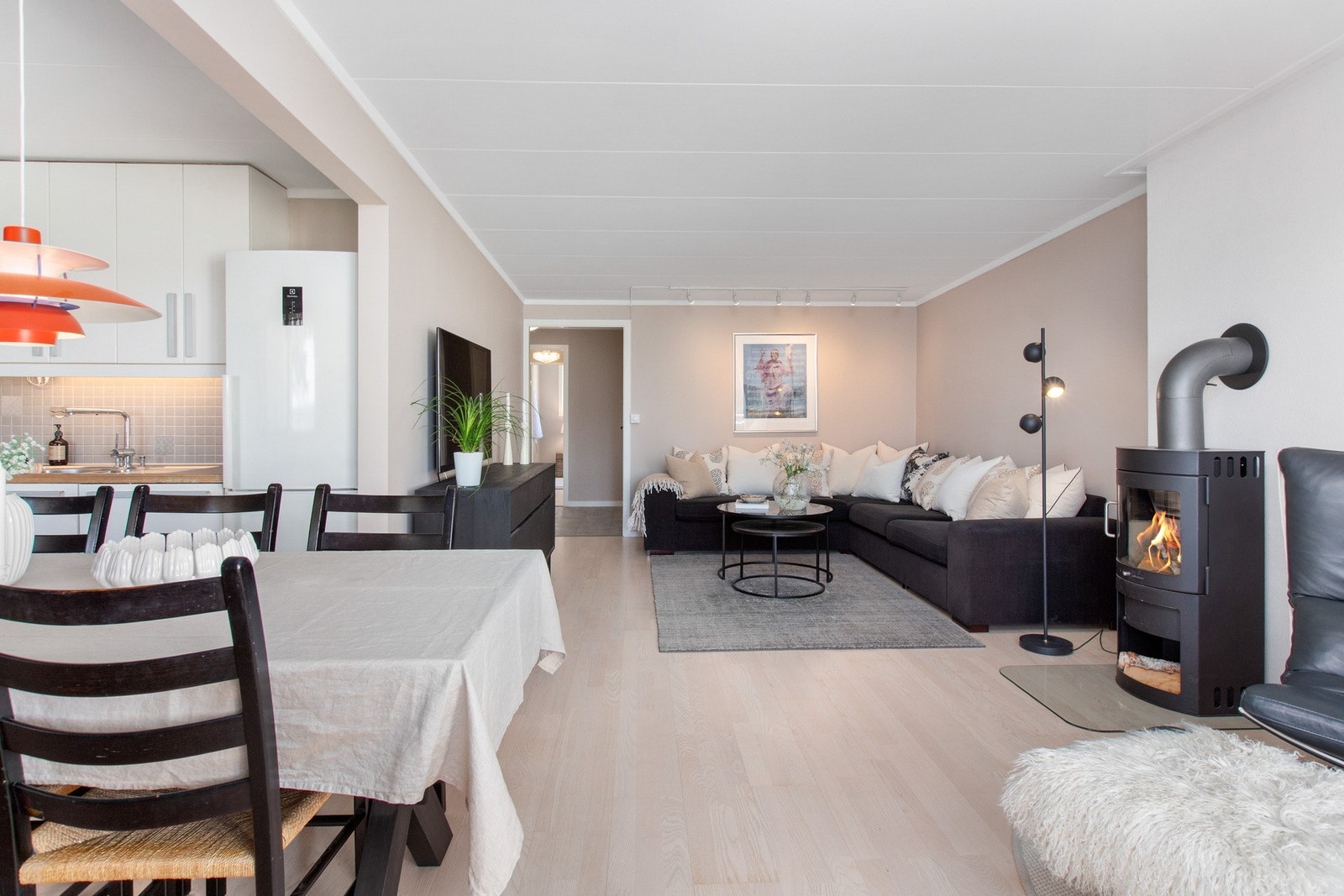 Stuen er lys og tiltalende, med store vindusflater som slipper inn rikelig med dagslys. Galleribilde