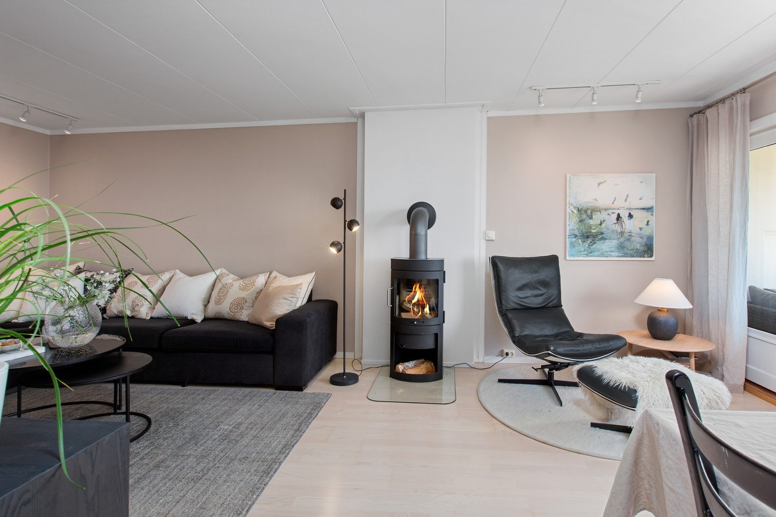 Fra godstolen kan man sitte og se seilbåtene gli forbi på vei inn til Søly båthavn. Galleribilde