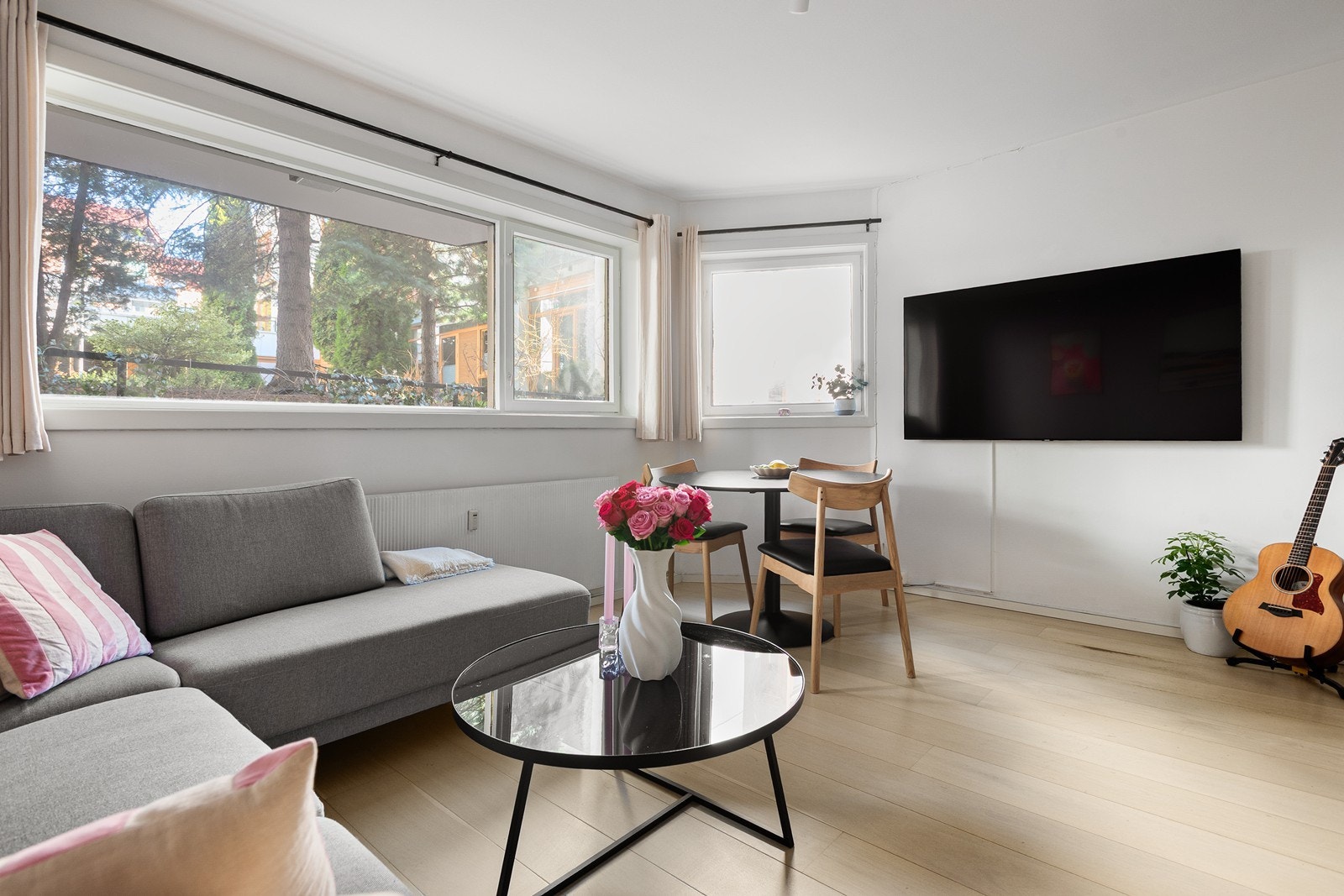 Stuen er romslig med gode møblerinsgmuligheter. Plass til sofa, TV, spisegruppe og annet ønsket inventar Galleribilde
