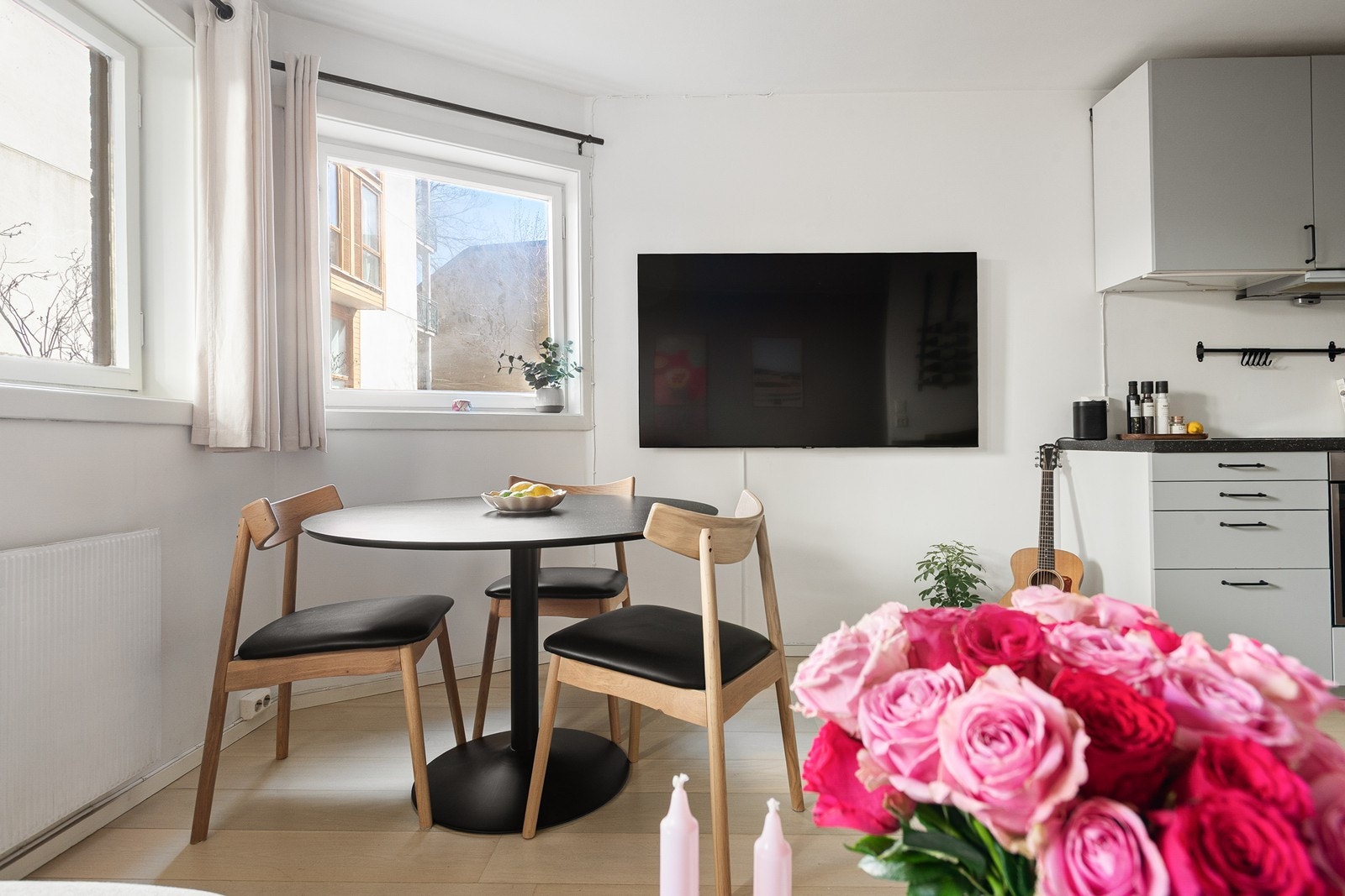 Naturlig plassering for spisebord i åpen løsning mellom stue og kjøkken. Dette er en ideell bolig for førstegangskjøpere! Galleribilde