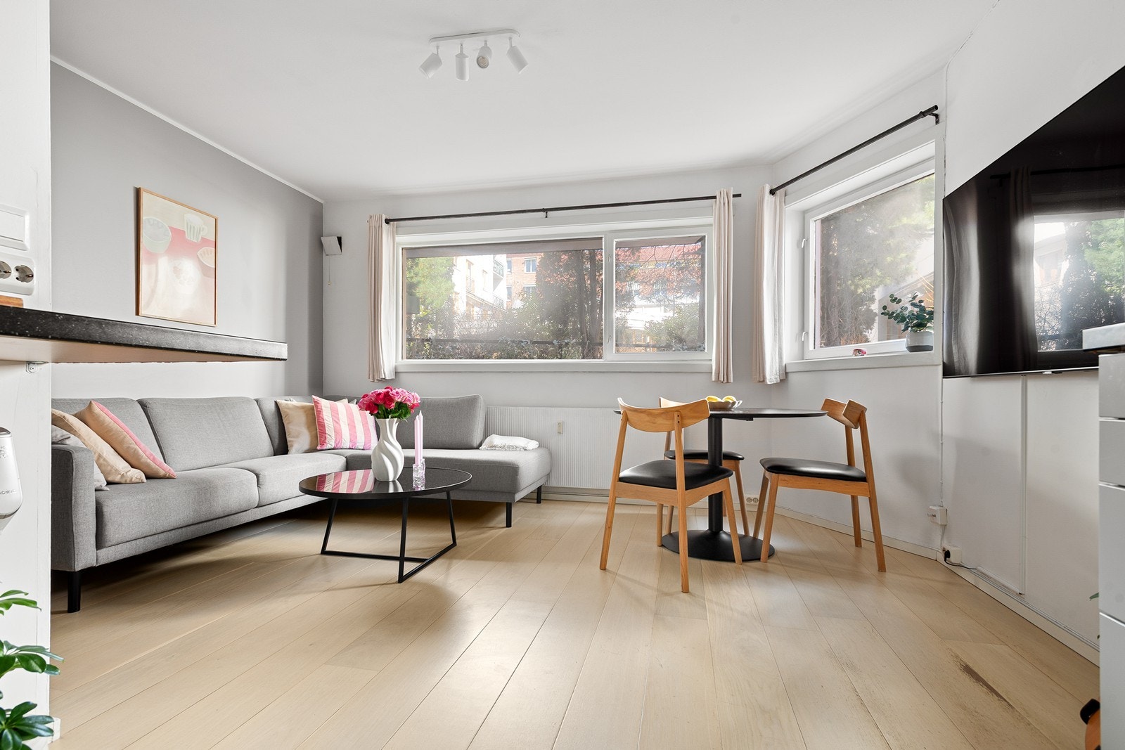 Leiligheten ligger i byggets 1. etasje med svært lite innsyn og inneholder entré, stue/kjøkken, praktisk sovealkove og bad. I tillegg disponerer leiligheten en ekstern bod i kjeller på 2 kvm Galleribilde