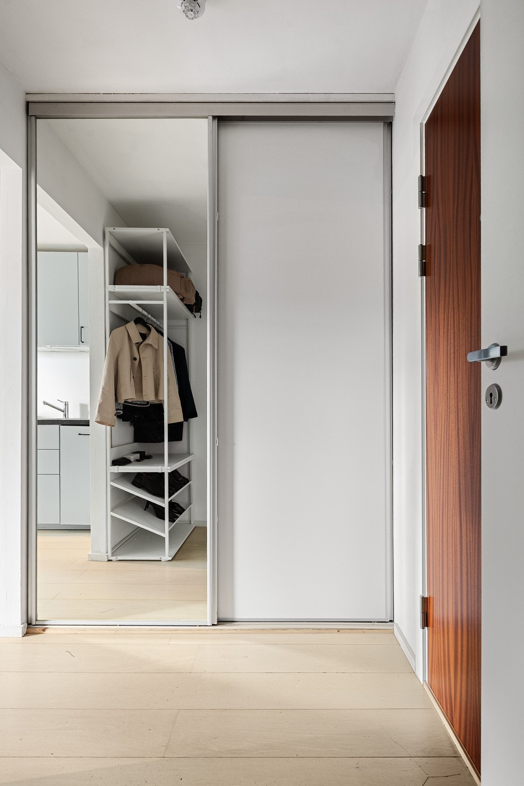 Stort innebygd skyvedørsgarderobe med rikelig oppbevaringsplass Galleribilde