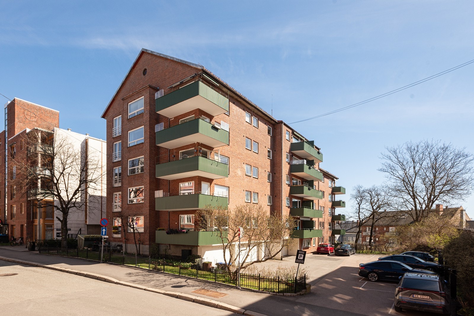 Sameiet har 8 parkeringsplasser til leie. Styret opplyser at det er per i dag er en parkeringsplass til leie Galleribilde