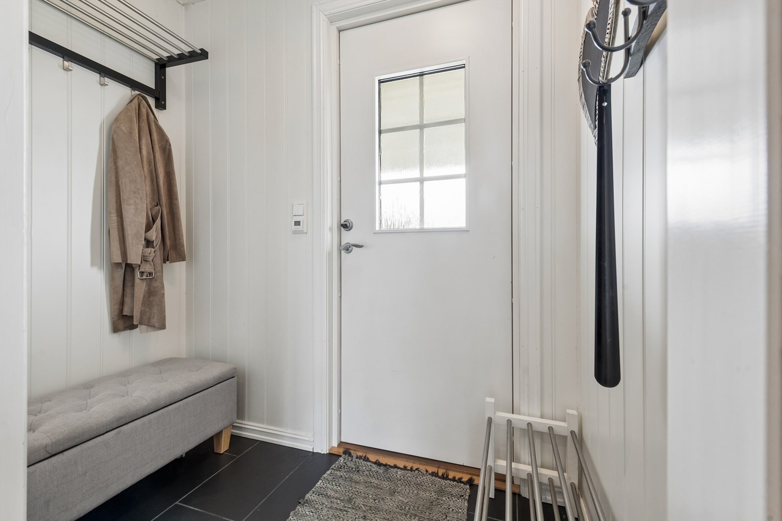 Velkommen inn! Entré med flislagt gulv og plass til å henge fra seg yttertøy. Galleribilde
