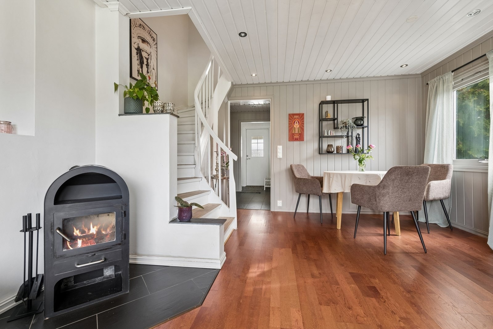 Den malte tretrappen fører deg opp til boligens andre etasje. Galleribilde