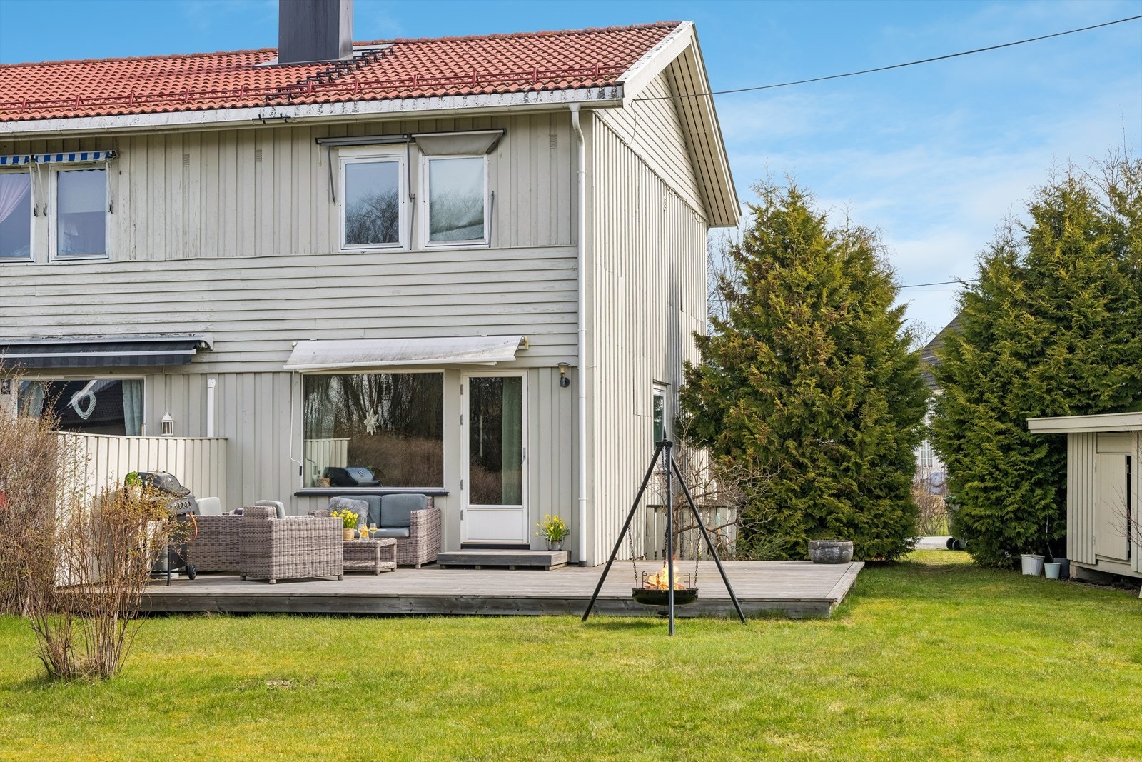 Hagen er opparbeidet med plen og gir rikelig med plass for lek og aktivitet. Galleribilde