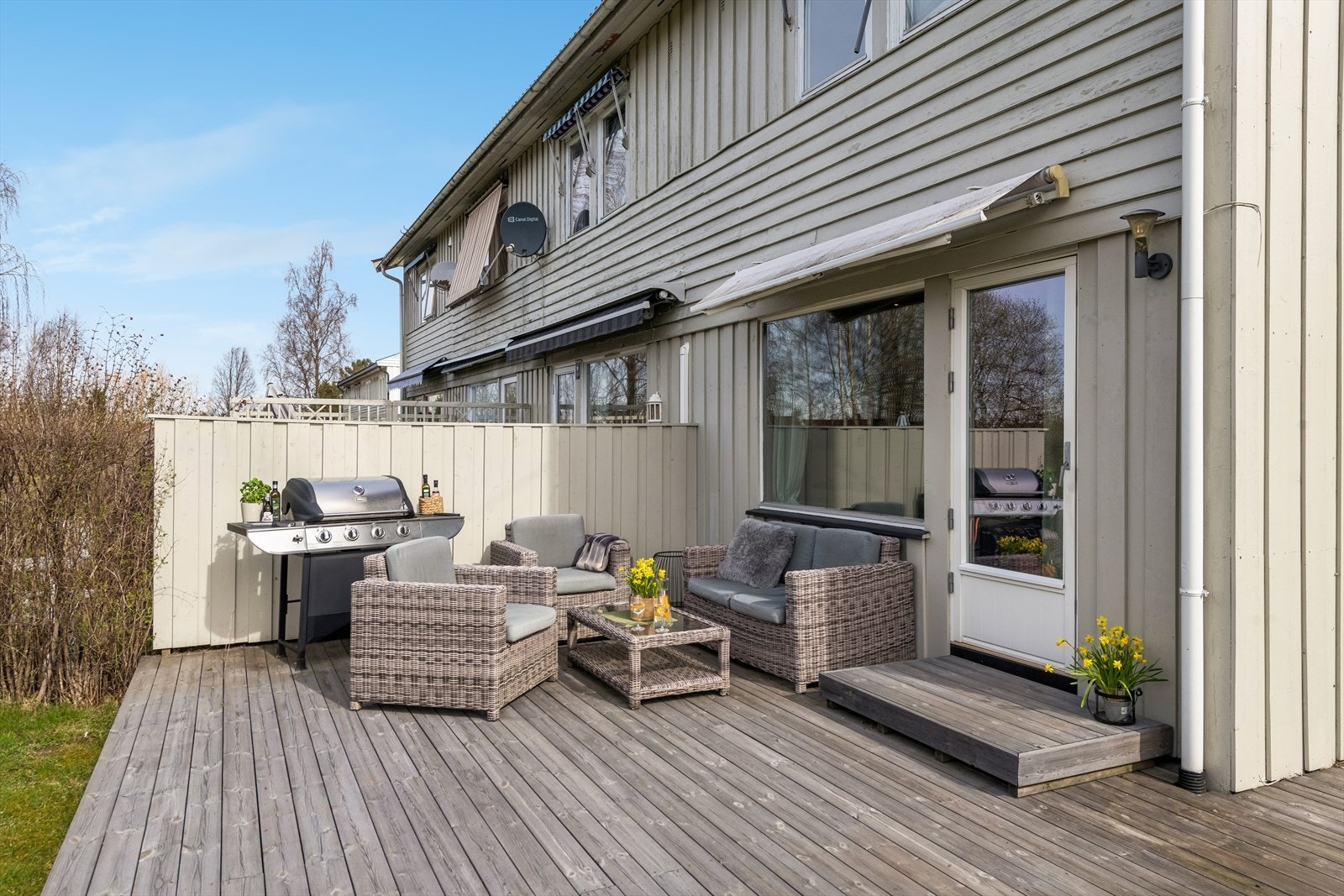 Terrassemarkisen skjermer både for sol og regn. Galleribilde