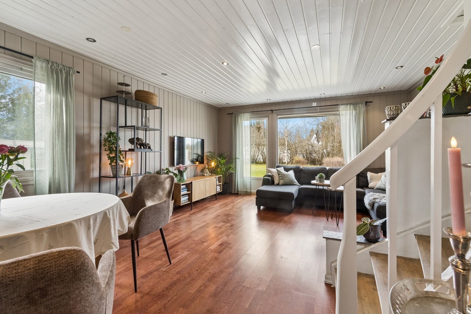 Stuen har plass til både sofagruppe og spisebord. Godt innslipp av naturlig lys fra de store vinduene. Galleribilde