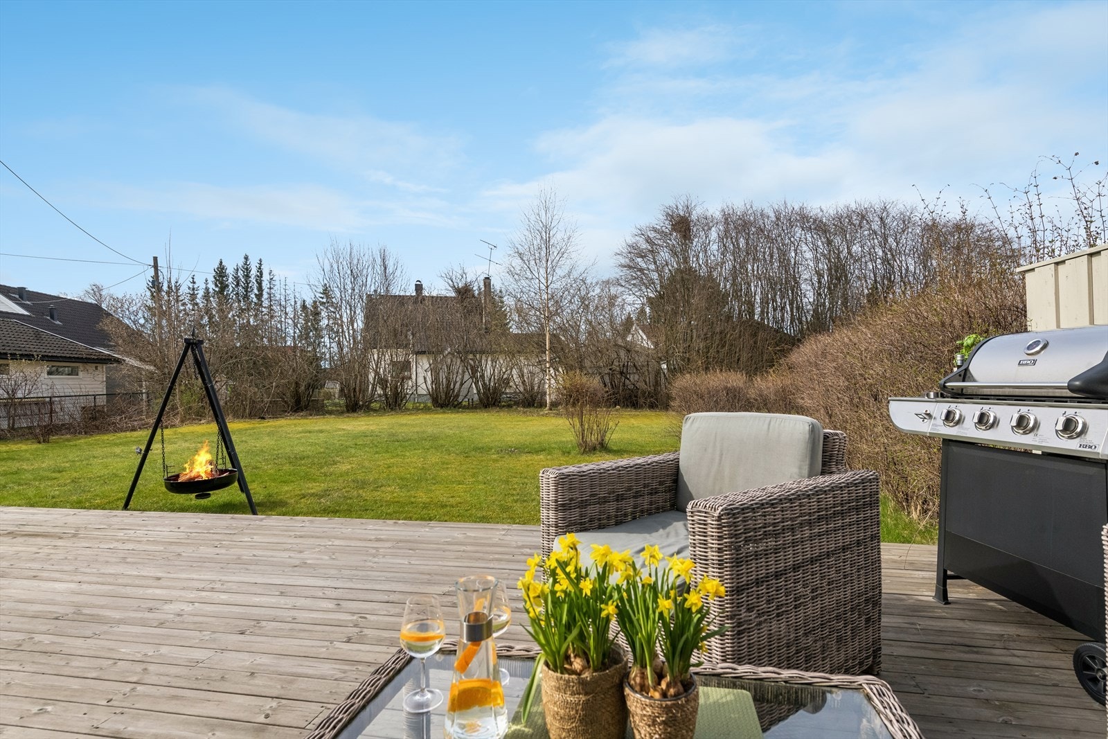 Trivelig uteplass hvor fine sommerdager kan nytes - en perfekt arena for lange sommerdager med familie og venner. Galleribilde
