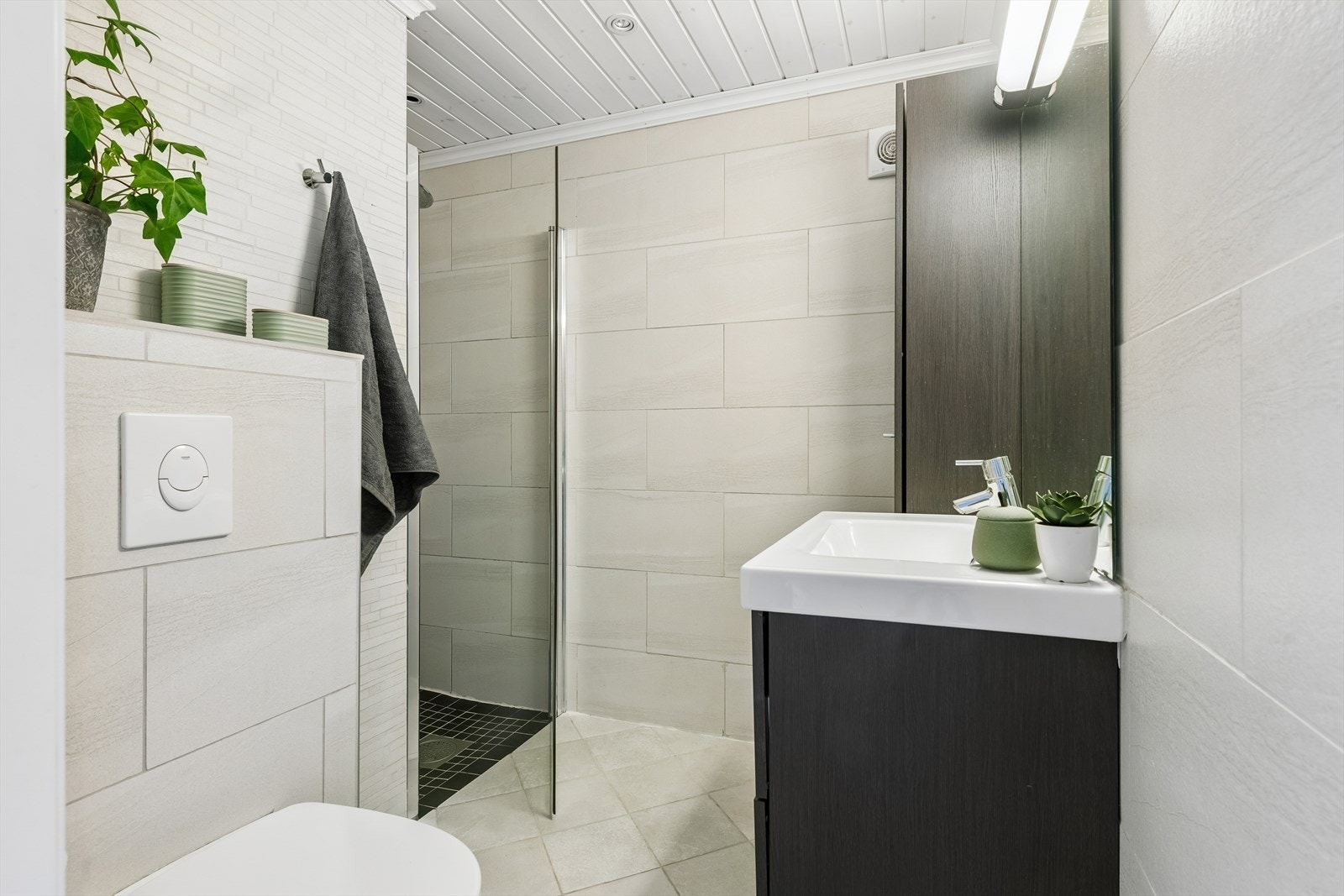 Badet ble oppgradert i 2014. Rommet inneholder innredning, dusjnisje med glassdør og vegghengt toalett. Galleribilde