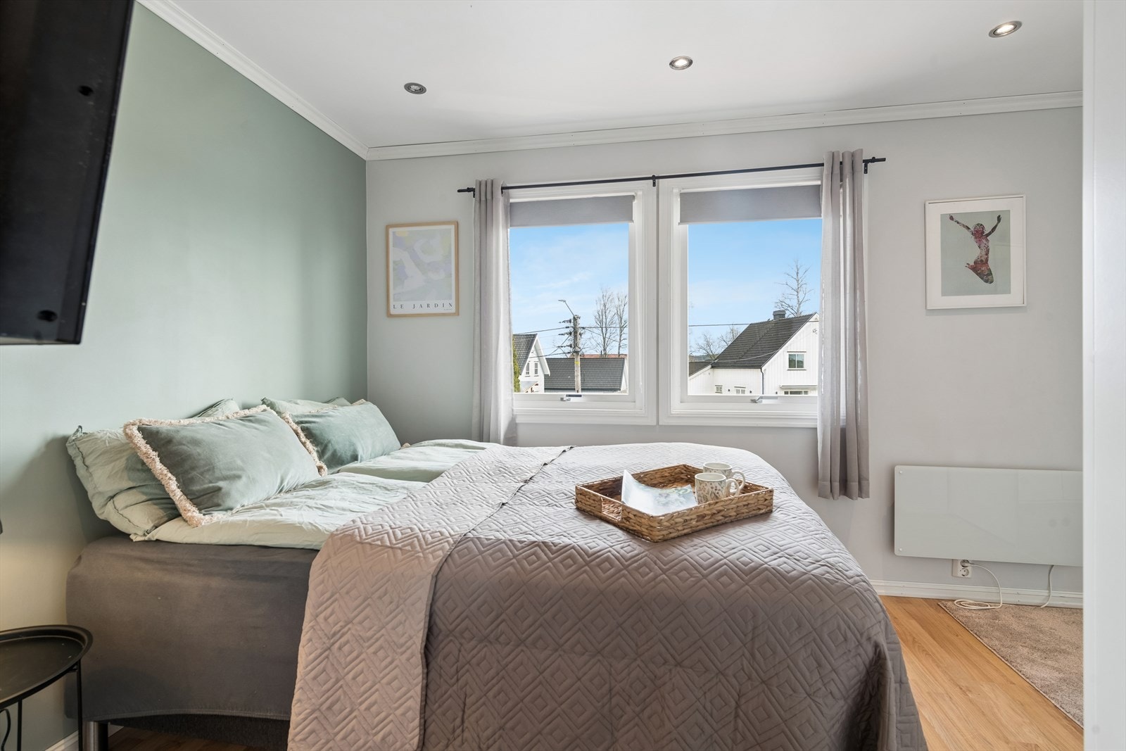 Hovedsoverom med god plass til dobbeltseng og en stor skyvedørsgarderobe med speilfronter. Galleribilde