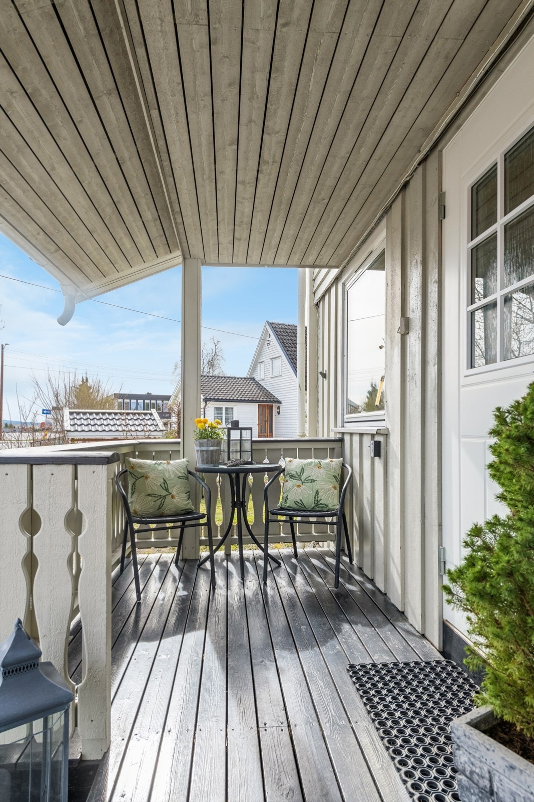 Ved inngangspartiet er det en koselig overbygget nordvendt terrasse på 5 m². Galleribilde