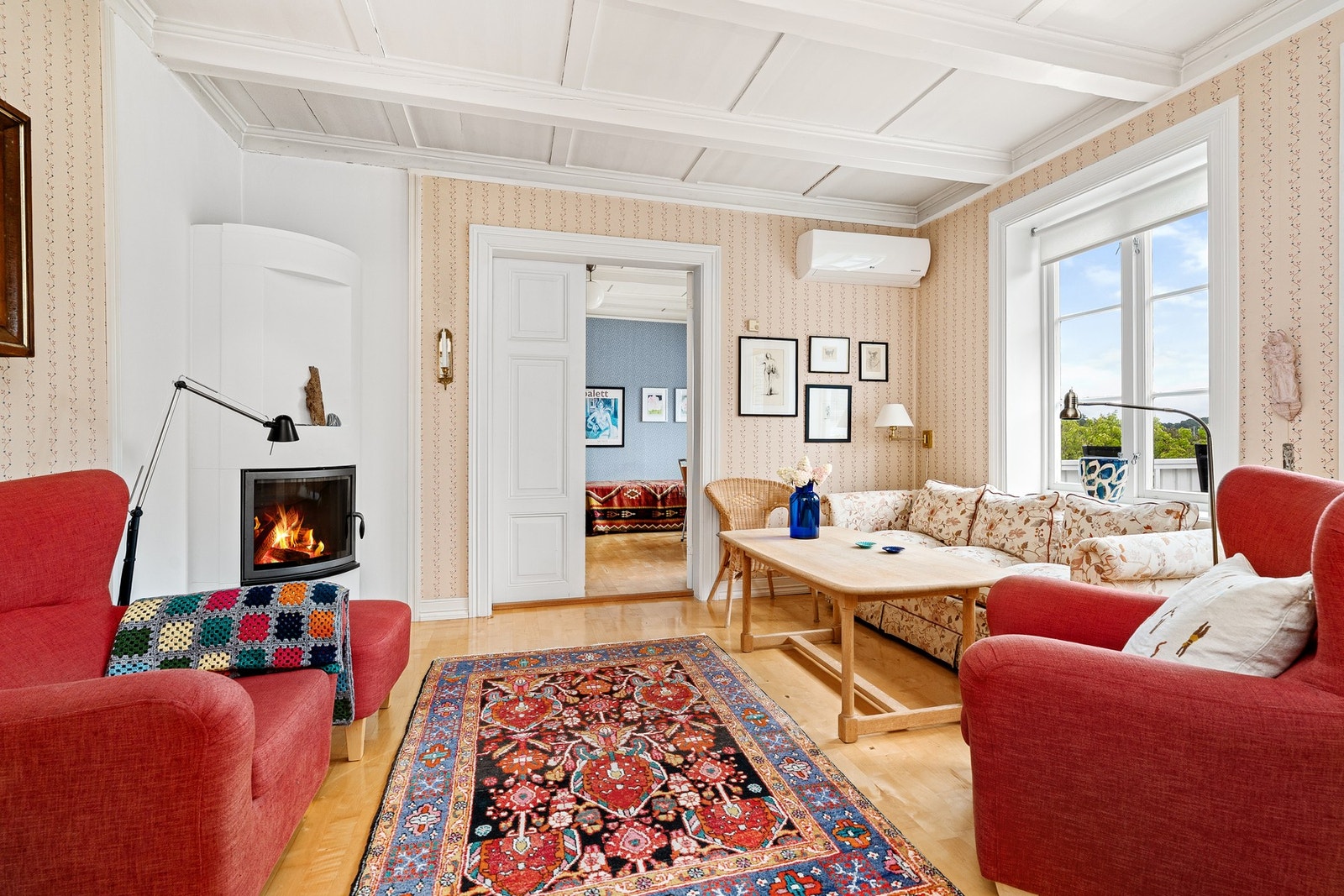 Stue med peis og utgang til terrassen Galleribilde