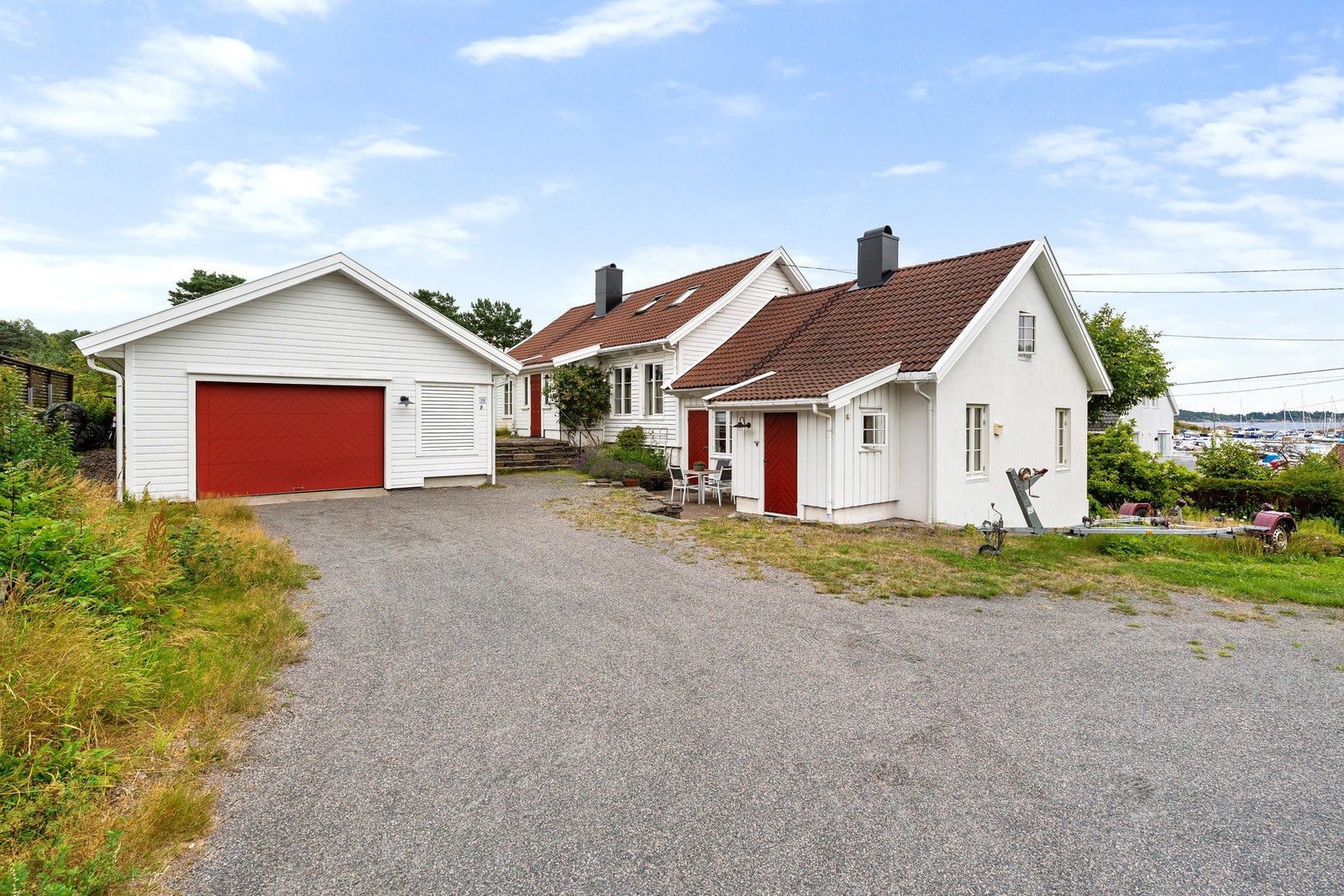 Gårdsplass med gode parkeringsmuligheter Galleribilde