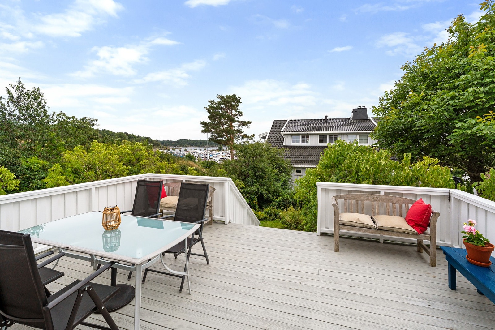 Terrasse ut fra stuen har trapp ned til hagen Galleribilde