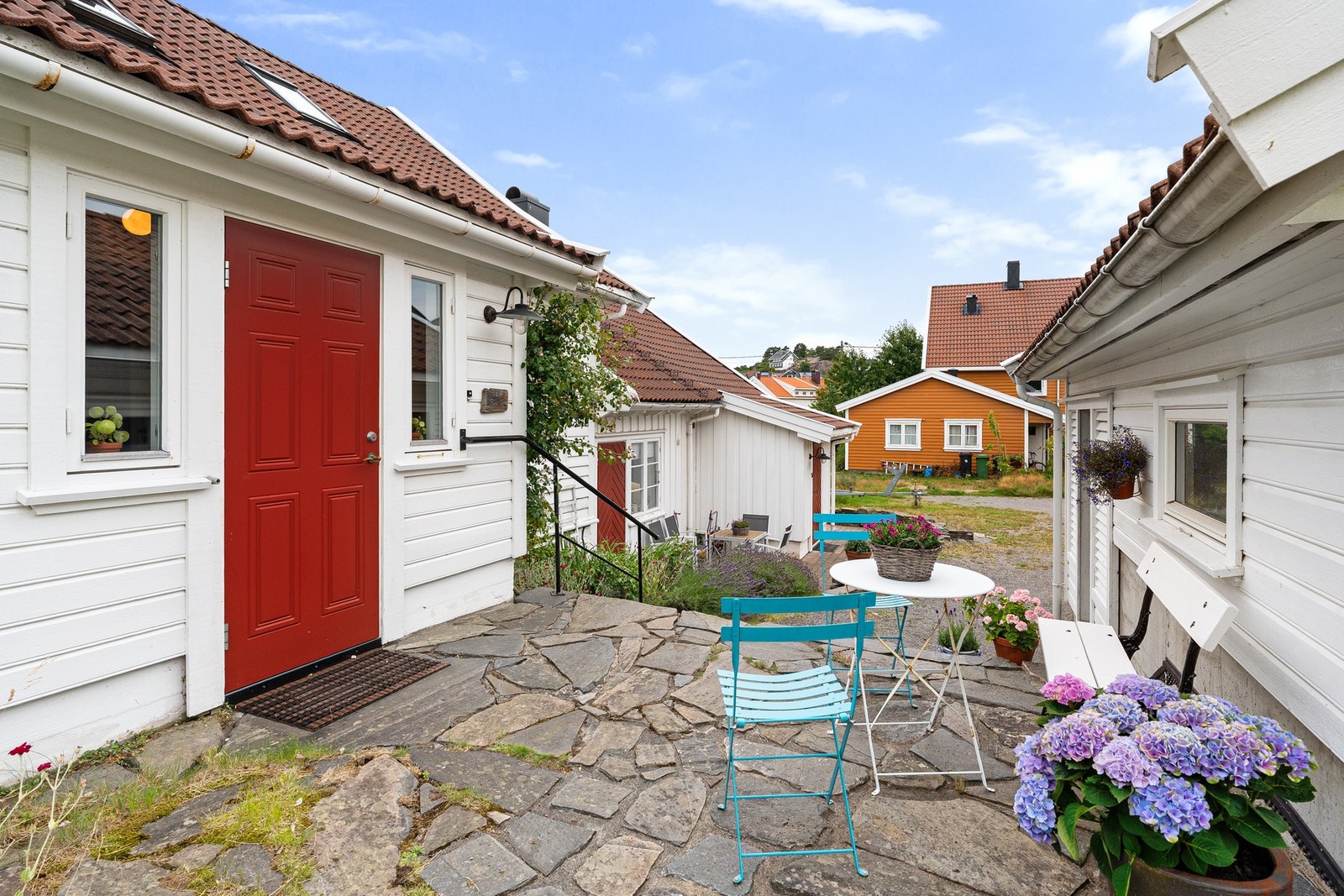 Mange fine utesoner i hagen og sjarmerende sørlandsidyll Galleribilde