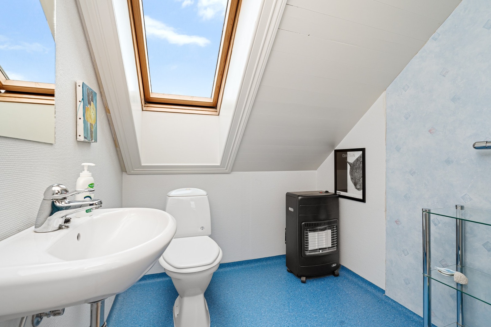 Bad med wc og håndvask i 2. etasje - det er ikke tilknyttet dusj, men opplegget ligger klart Galleribilde