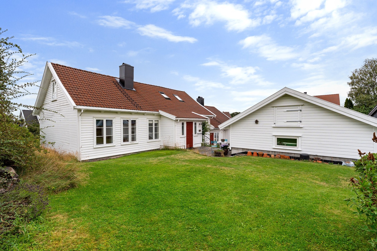 Herlig hage med plen og beplantninger Galleribilde