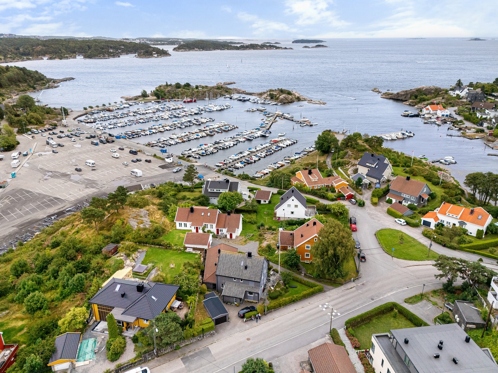 Her bor en få meter fra sjøen og Bertes - her ser en helt bort til stupetårnet Galleribilde