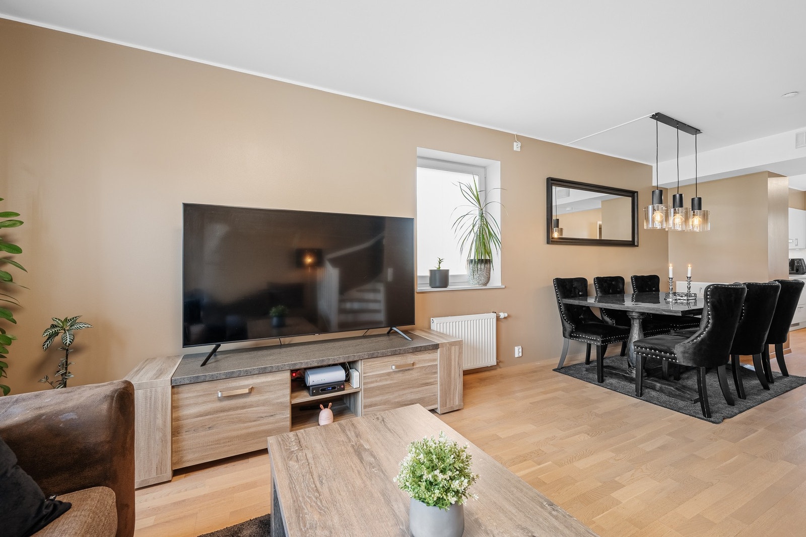 Her er det god plass til sofagruppe, spisegruppe og annet ønsket møblement. Galleribilde