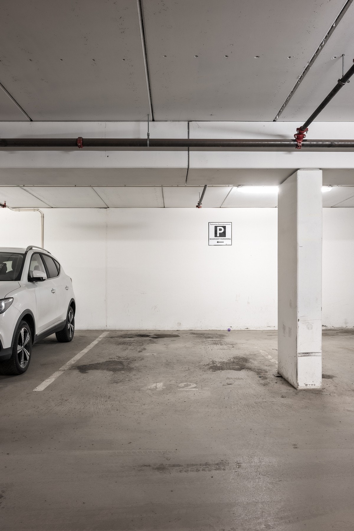 Boligen disponerer egen garasjeplass i felles garasjeanlegg. Galleribilde