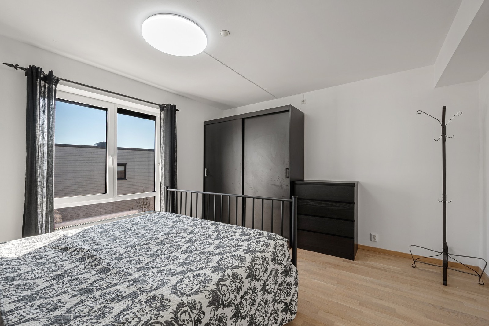 God plass for dobbeltseng, nattbord og garderobeskap. Galleribilde