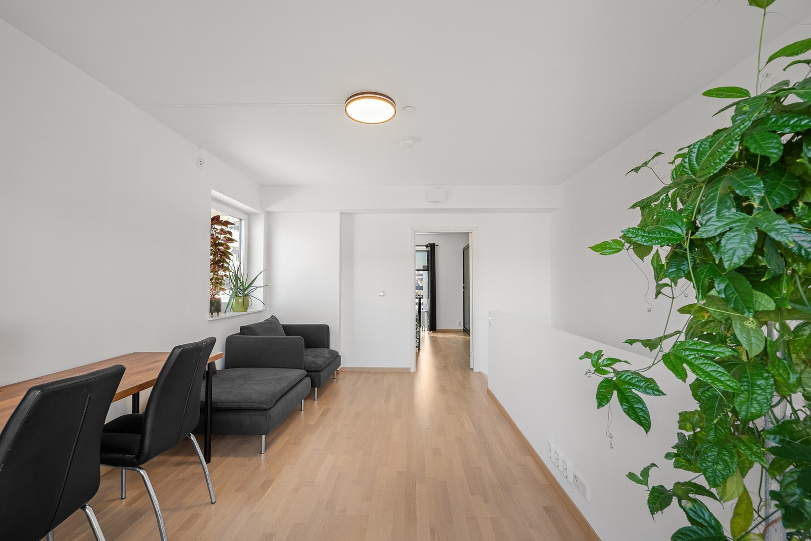 Innbydende loftstue i 3. etasje med god plass til både sofa og TV-møblement. Galleribilde