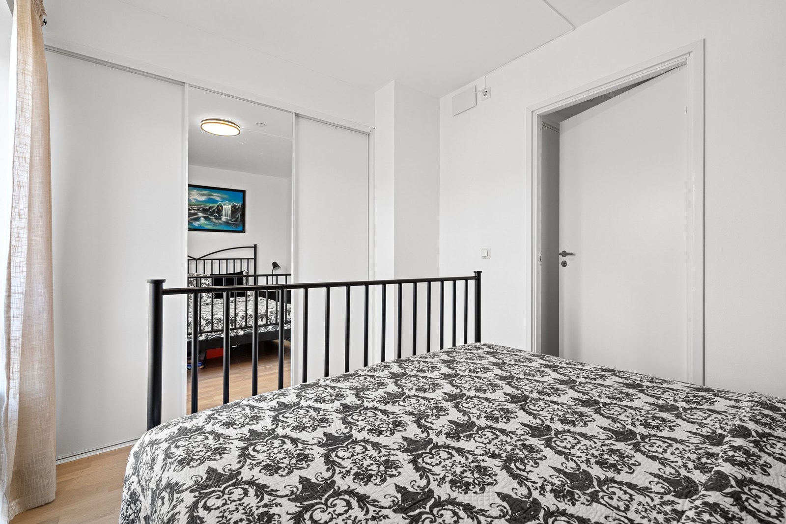 Hovedsoverommet er romslig og har god plass til dobbeltseng med nattbord samt en stor skyvedørsgarderobe som gir rikelig med oppbevaringsplass. Galleribilde
