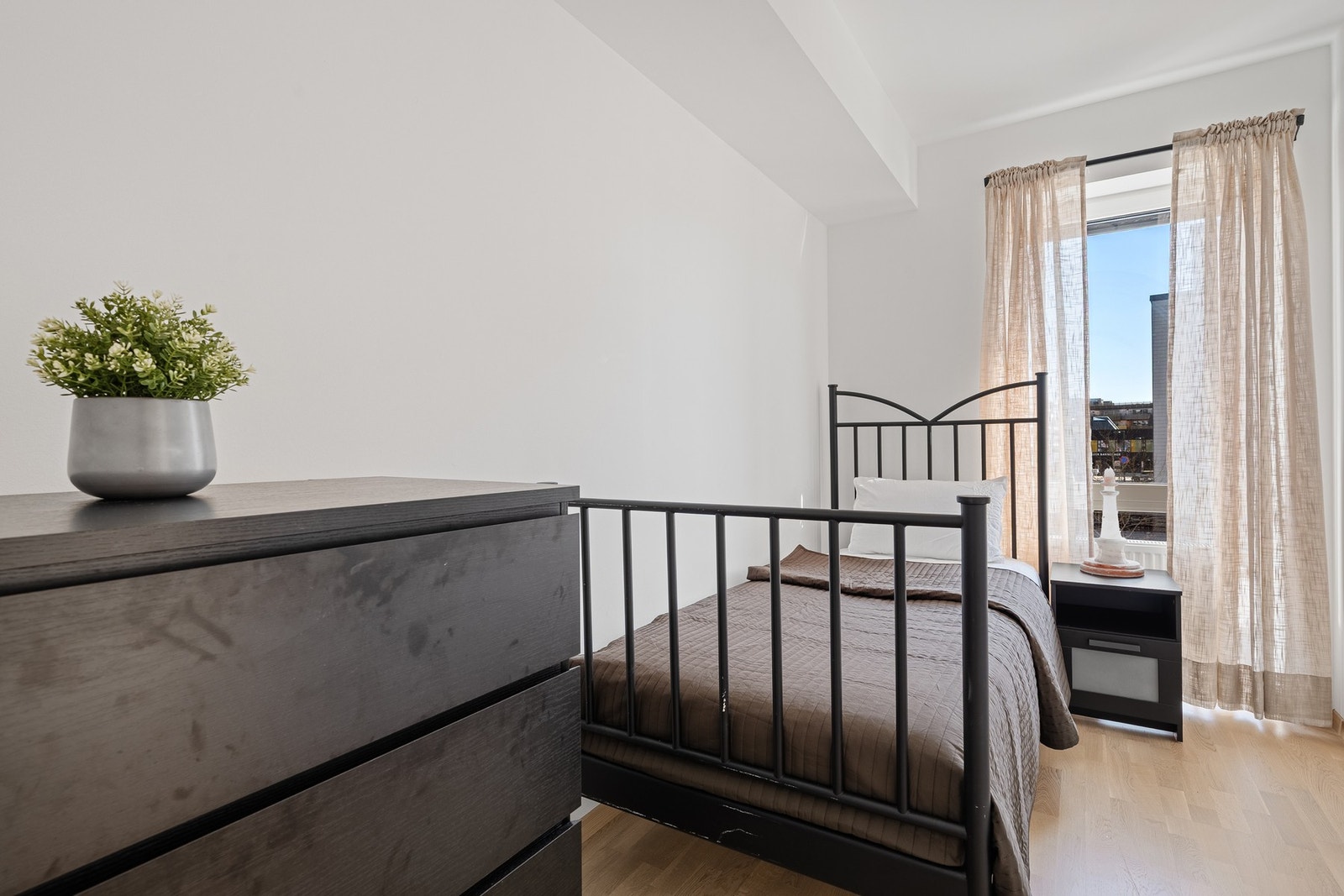 I loftstuen er det satt opp en lettvegg som har gjort det mulig å etablere et fjerde soverom. Galleribilde