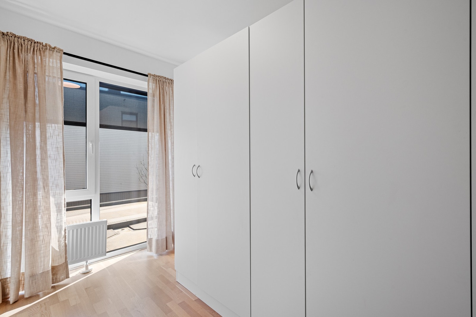 Boligen har gode lagringsmuligheter, med blant annet en romslig utebod ved inngangspartiet på ca. 5 m², samt to innvendige boder som gir praktisk oppbevaringsplass til det man måtte trenge. Galleribilde