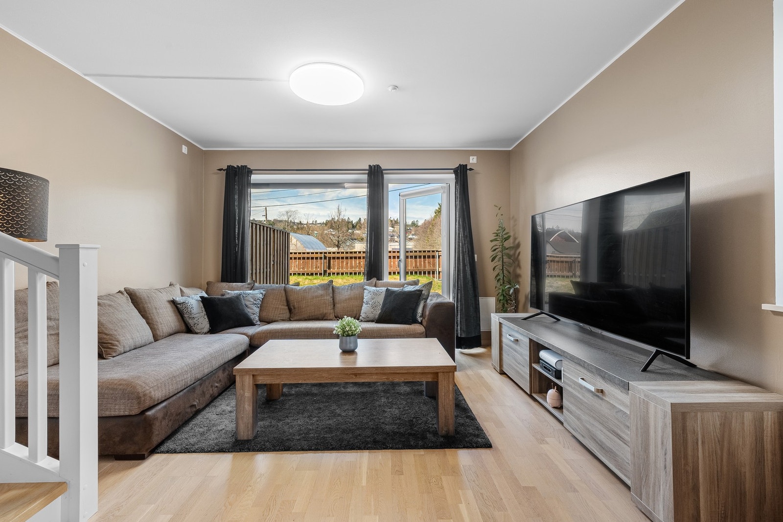Herfra er det utgang til en stor terrasseplatting på ca. 10 m2. Galleribilde