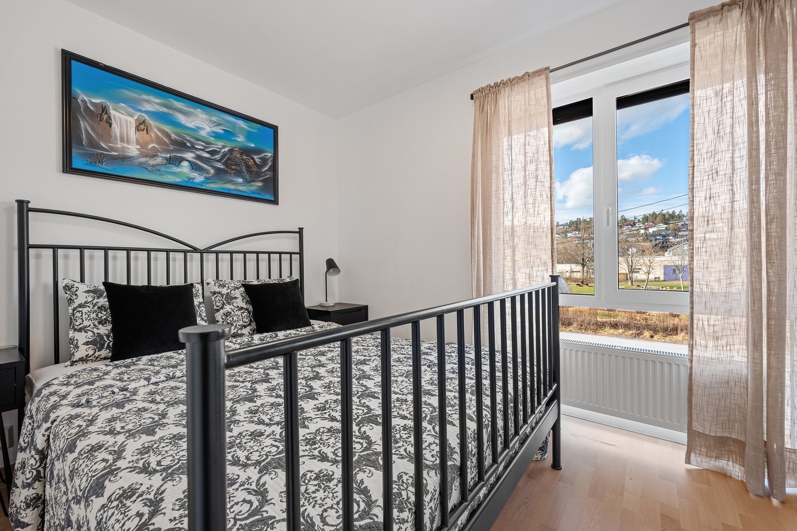 Boligen byr på fire soverom. Tre av de befinner seg i 2. etasje, og det fjerde i 3. etasje. Galleribilde