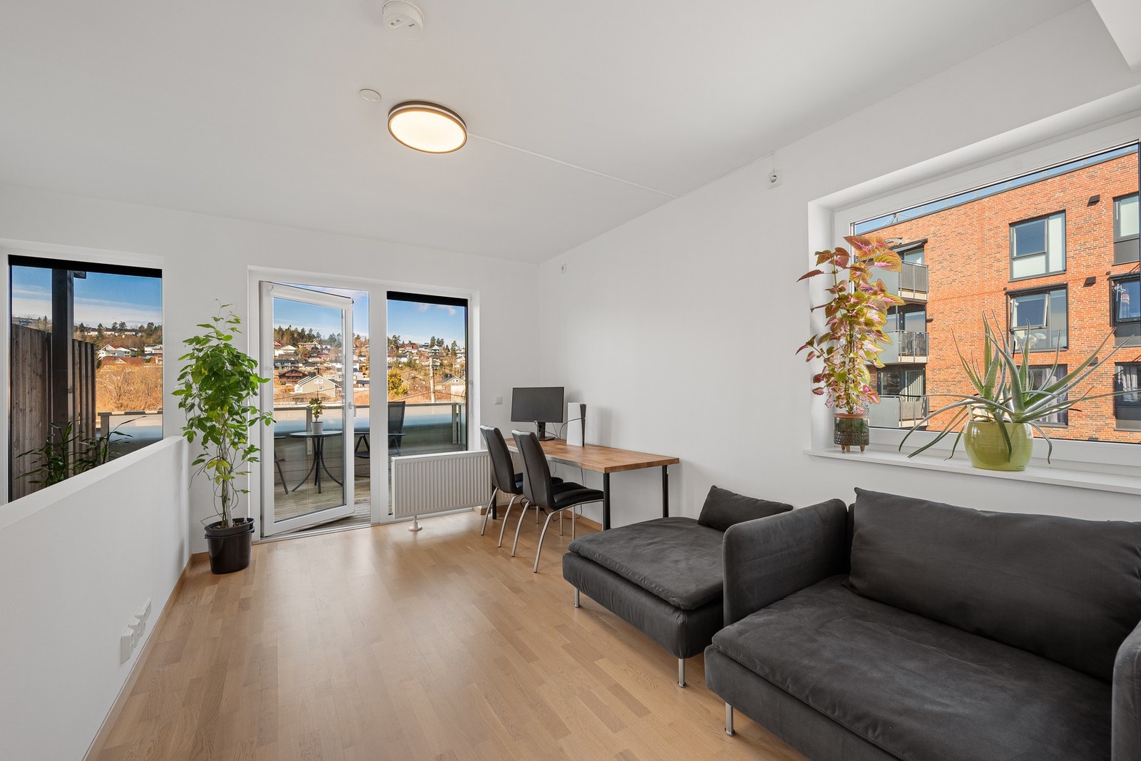 Herfra er det utgang til en herlig balkong på ca. 10 m2 som forlenger oppholdsrommet og gir en fin uteplass. Galleribilde